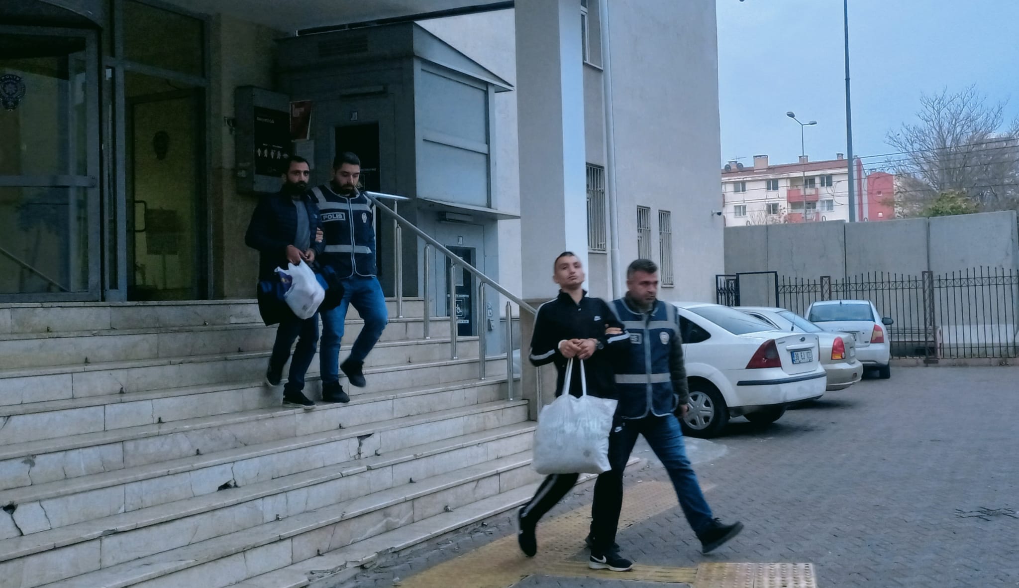 Kesinleşmiş hapis cezası bulunan 3 kişi tutuklandı