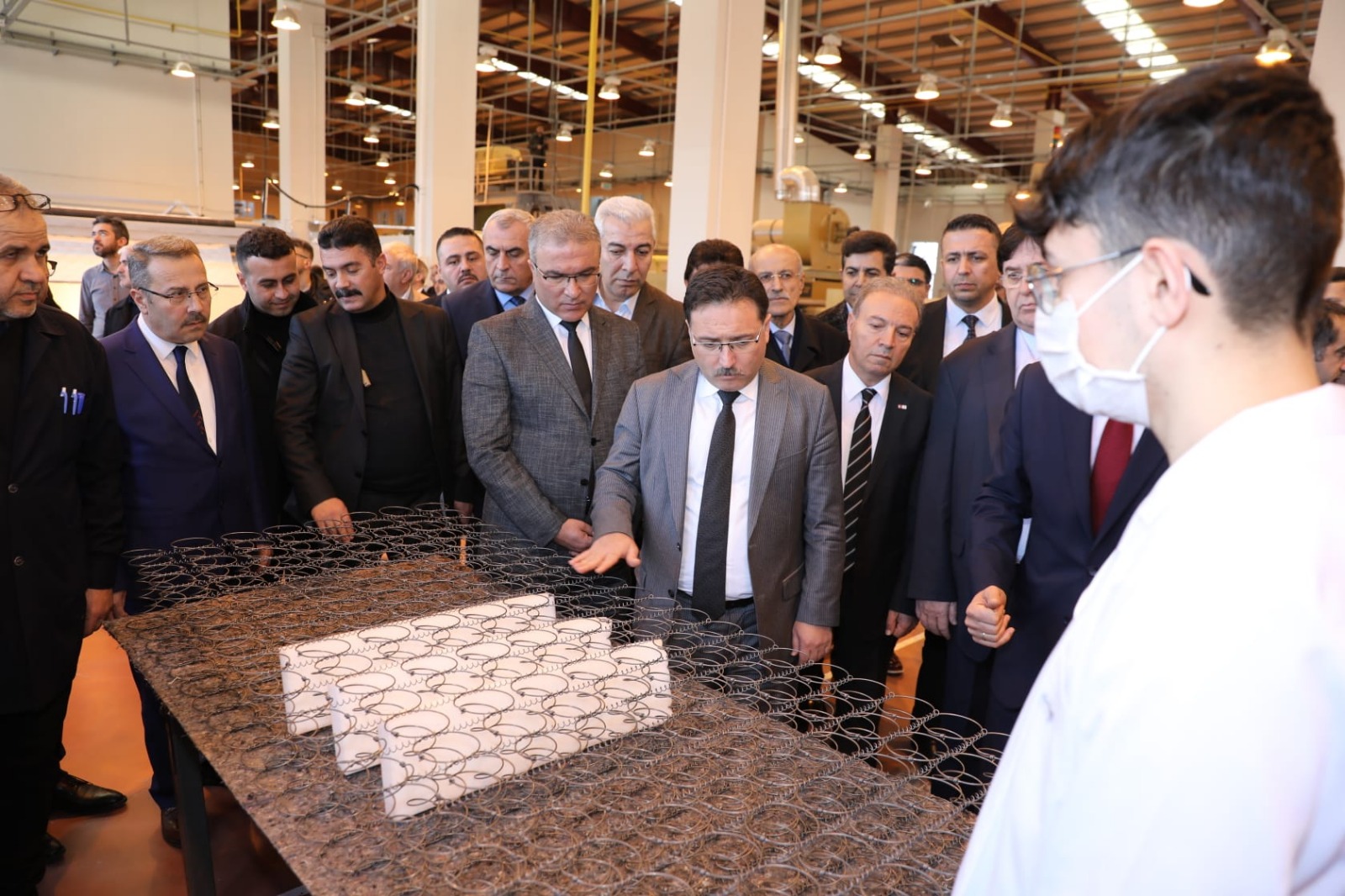 Bu okulda pamuktan ip, ipten kumaş ve kumaştan yatak üretiliyor