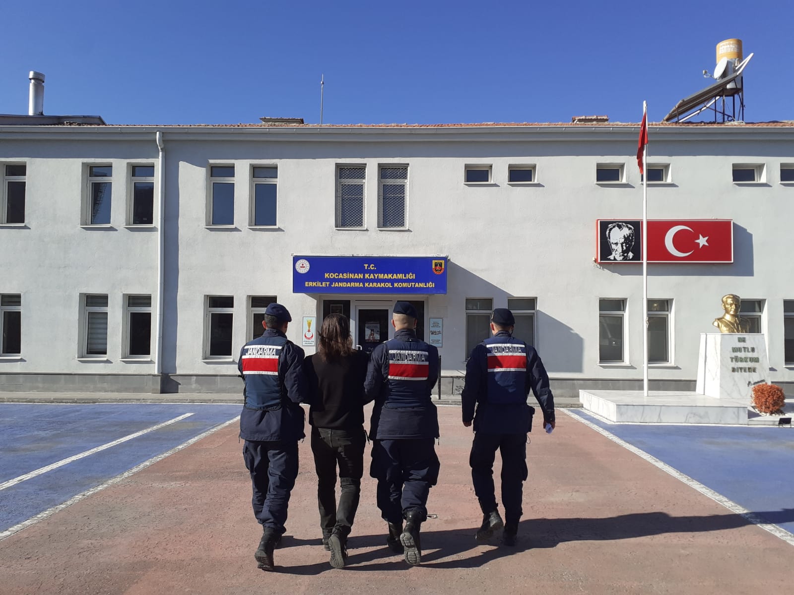 ‘Terör propagandası’ suçundan aranan kişi, kimlik kontrolüne takıldı