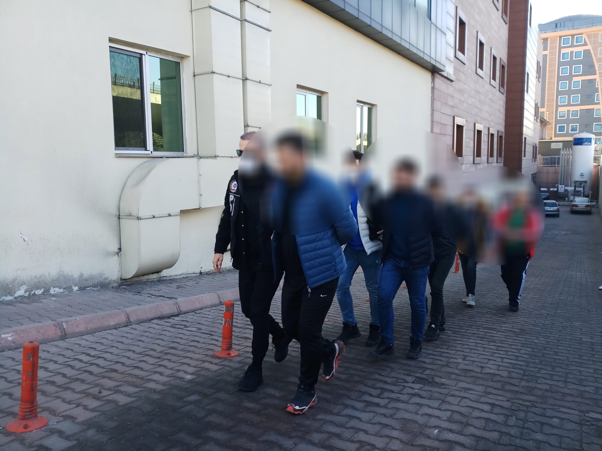 34 kilo sıvı uyuşturucu olayıyla ilgili 3 şüpheli adliyede