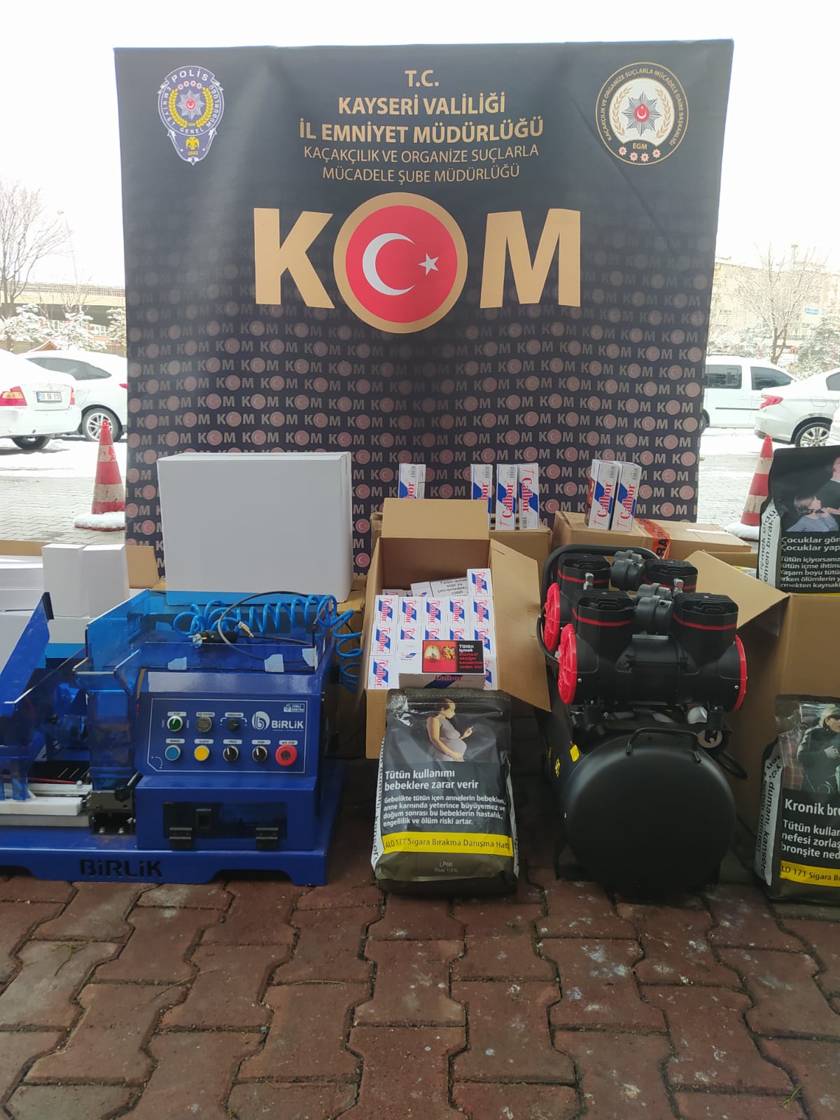 Kaçak tütün mamullerini piyasaya sürmeden yakalandılar