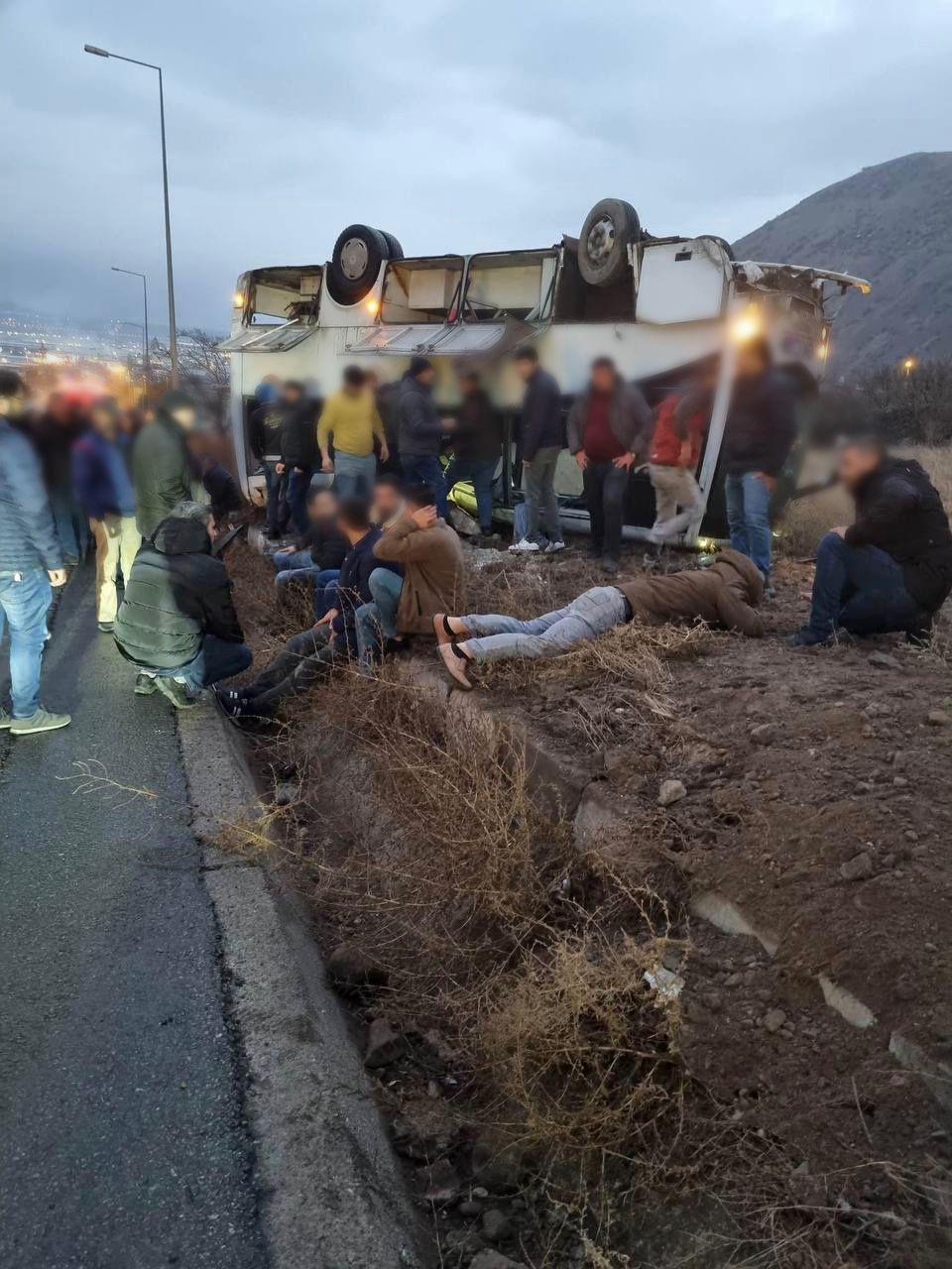 İşçi servisi takla attı: 1’i ağır 19 yaralı