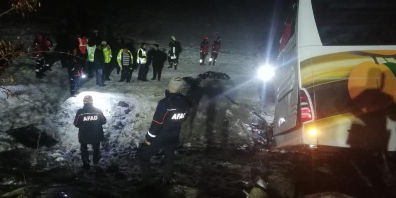 YOLCU OTOBÜSÜ DEVRİLDİ: 4 ÖLÜ 24 YARALI