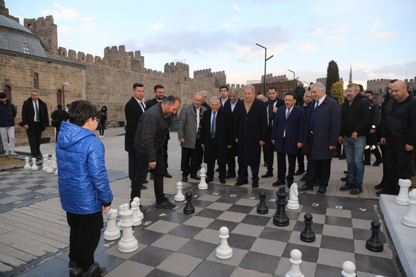 BAKAN AKAR, TARİHİ KALEDE VATANDAŞLARLA BULUŞTU
