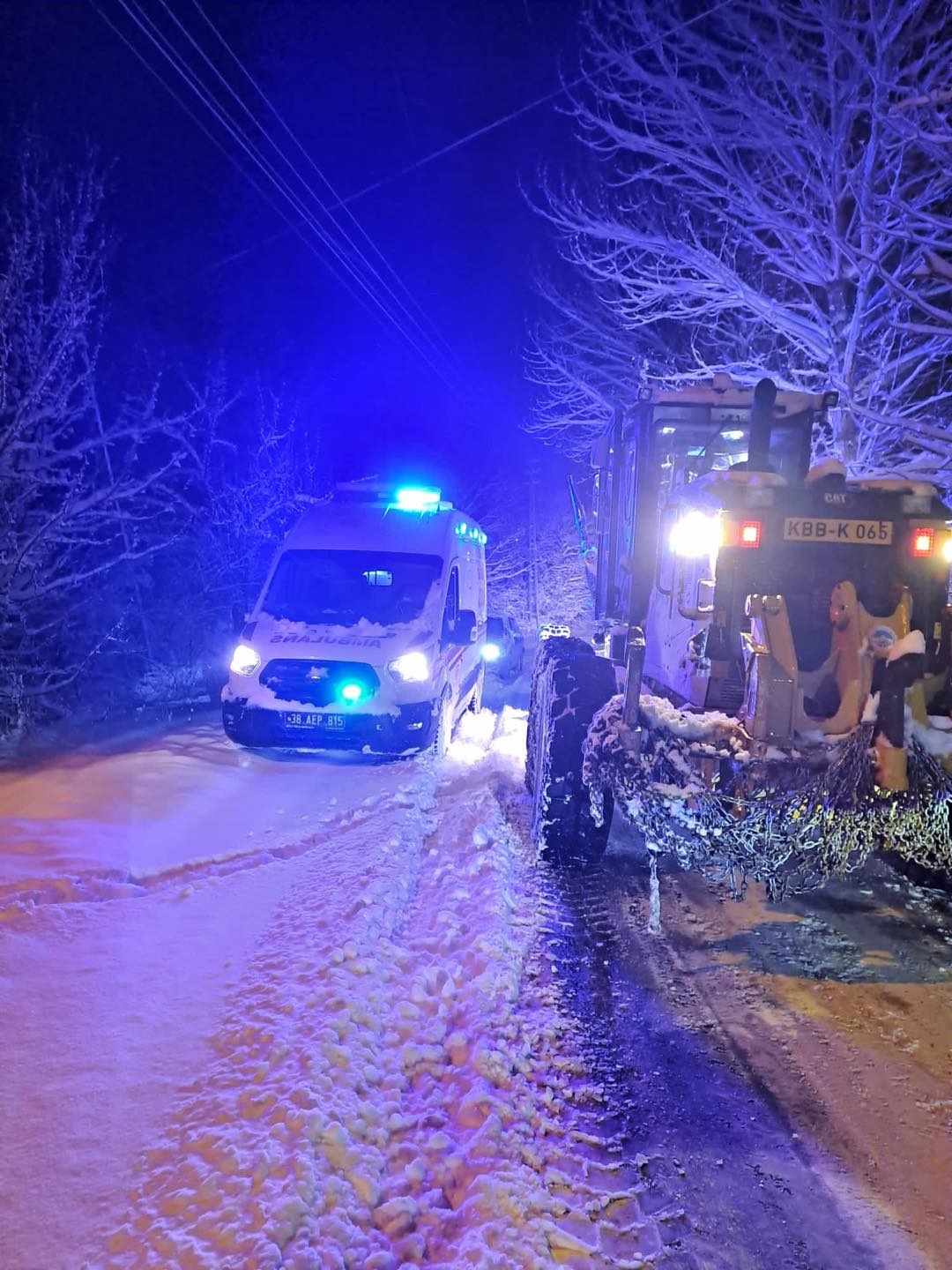 SARIZ’DA MAHSUR KALAN AMBULANSIN YOLU AÇILDI