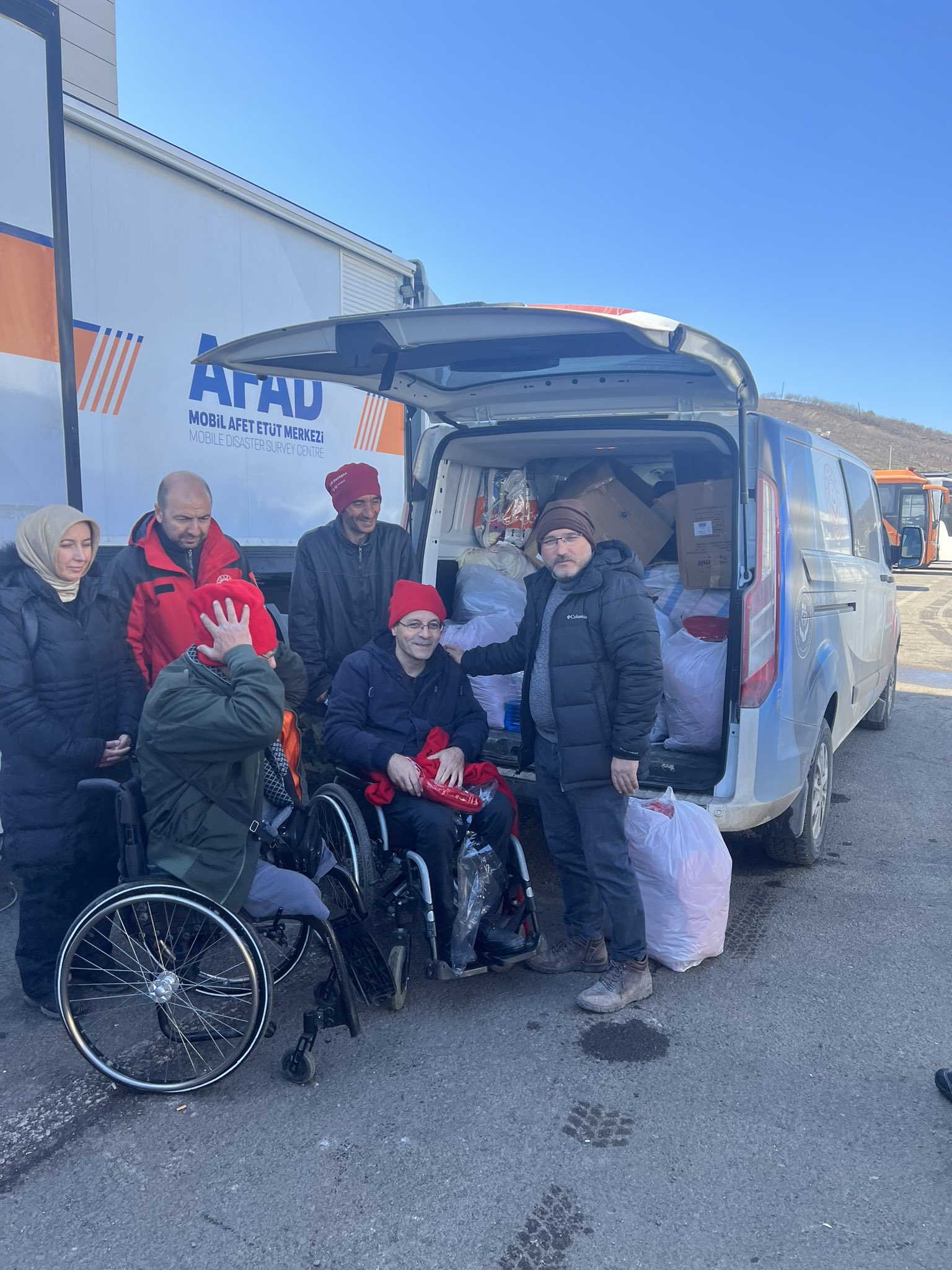 VALİ ÇİÇEK’TEN AFET BÖLGESİ İÇİN ÜRETİM YAPAN ENGELLİLERE TEŞEKKÜR