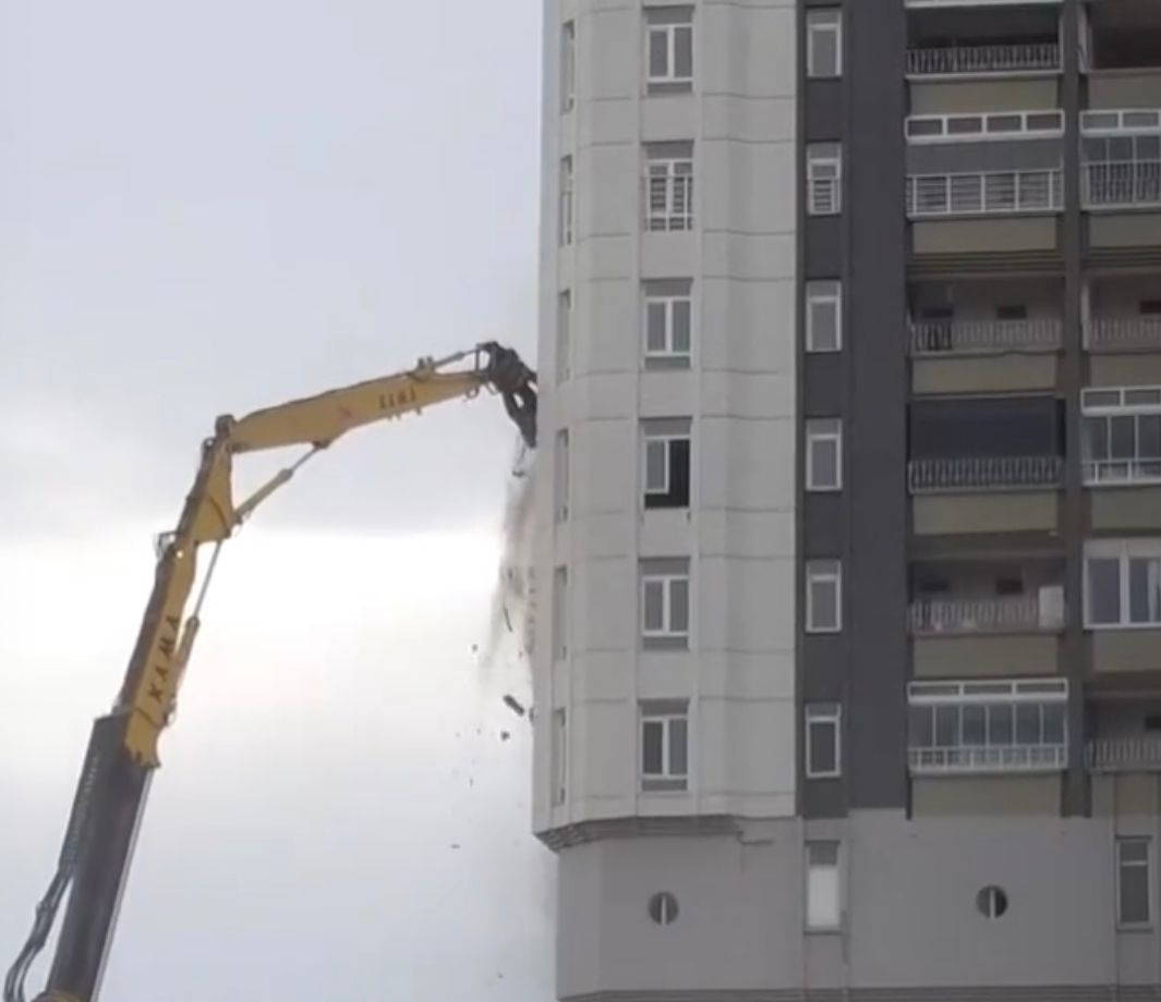 DEPREMDE HASAR GÖREN BİNA YIKILIYOR