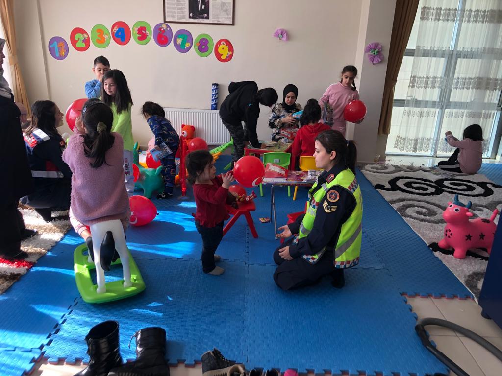 DEPREMDEN ETKİLENEN ÇOCUKLARA TRAFİK EĞİTİMİ VERİLDİ