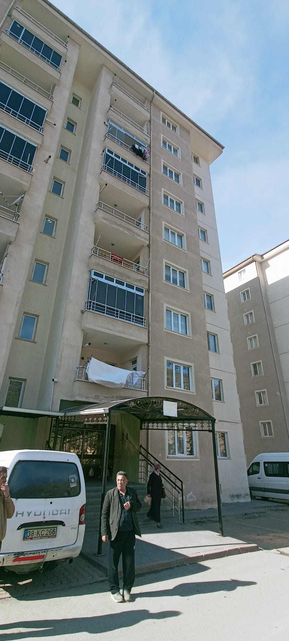 DEPREM SONRASI ZEMİNDEN SU ALAN APARTMAN SAKİNLERİ TEDİRGİN