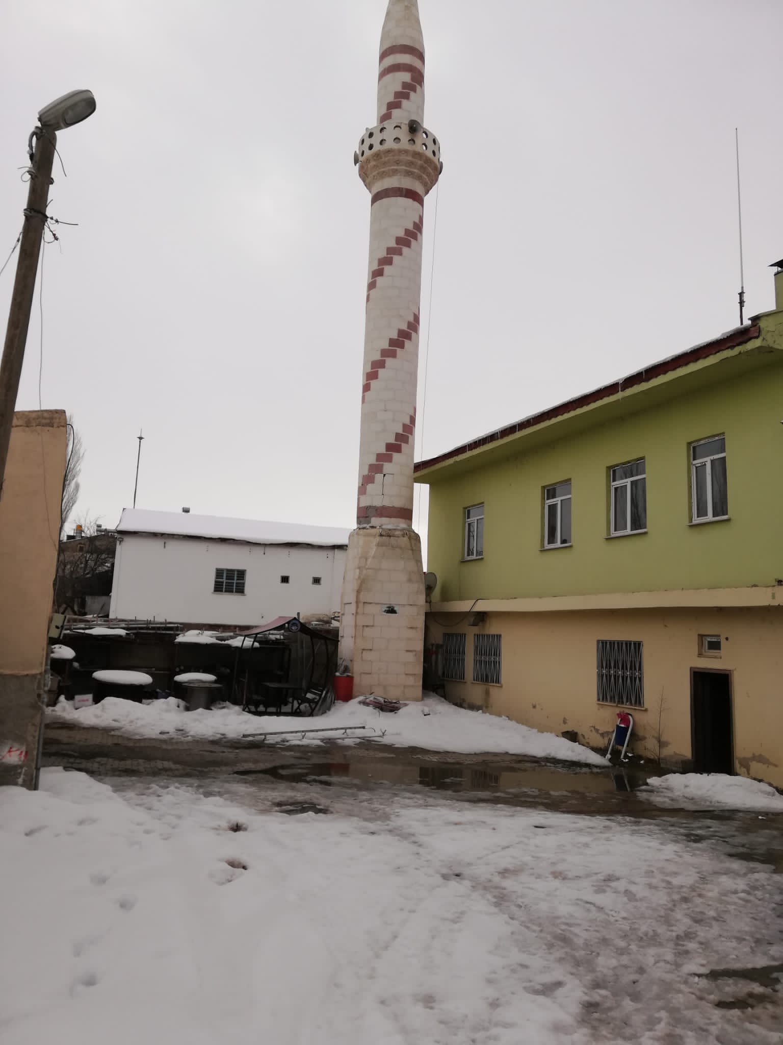 DEPREMDE HASAR GÖREN CAMİ MİNARESİ YIKILDI