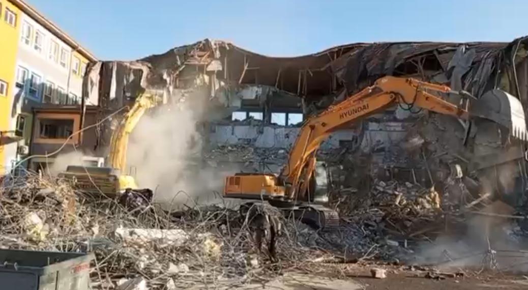 DEPREM RİSKİYLE BOŞALTILAN AVUKAT AHMET ULUCAN OKULUNUN YIKIMINA BAŞLANDI