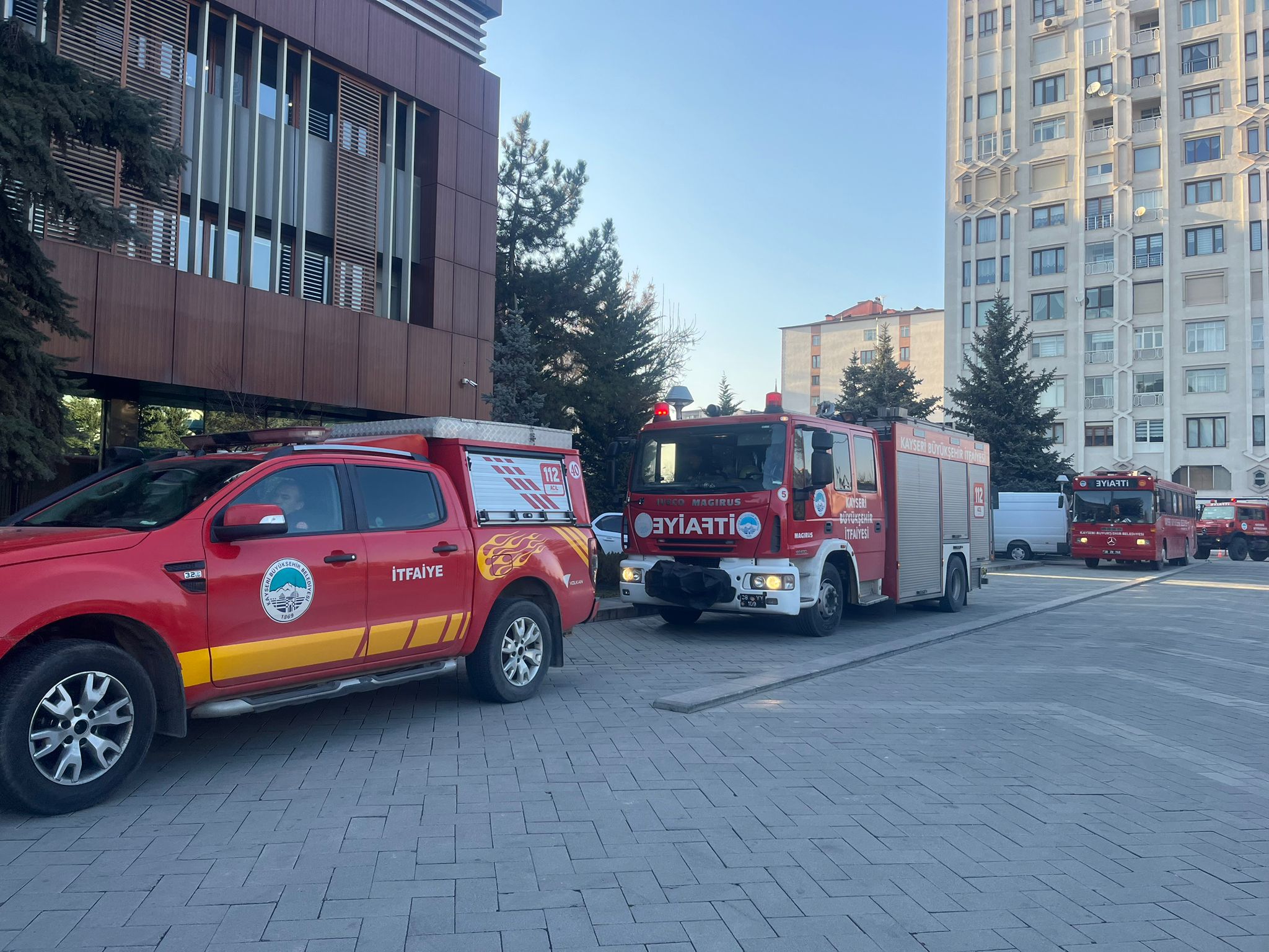 BAŞKAN BÜYÜKKILIÇ KAHRAMAN İTFAİYE ERLERİNİ KARŞILADI