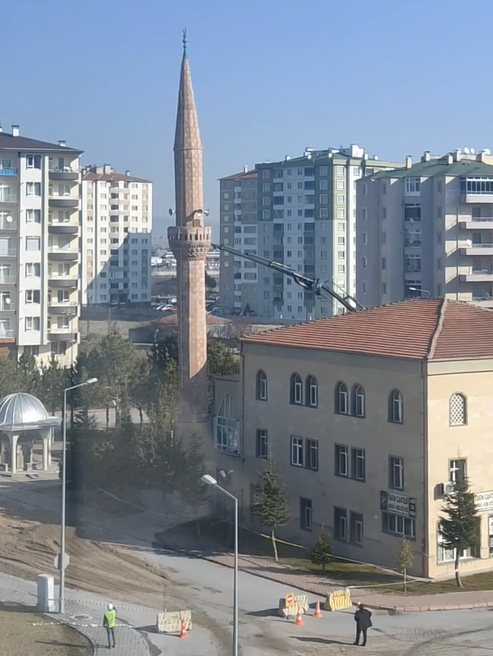 DEPREMDE HASAR GÖREN CAMİ MİNARESİ YIKILDI