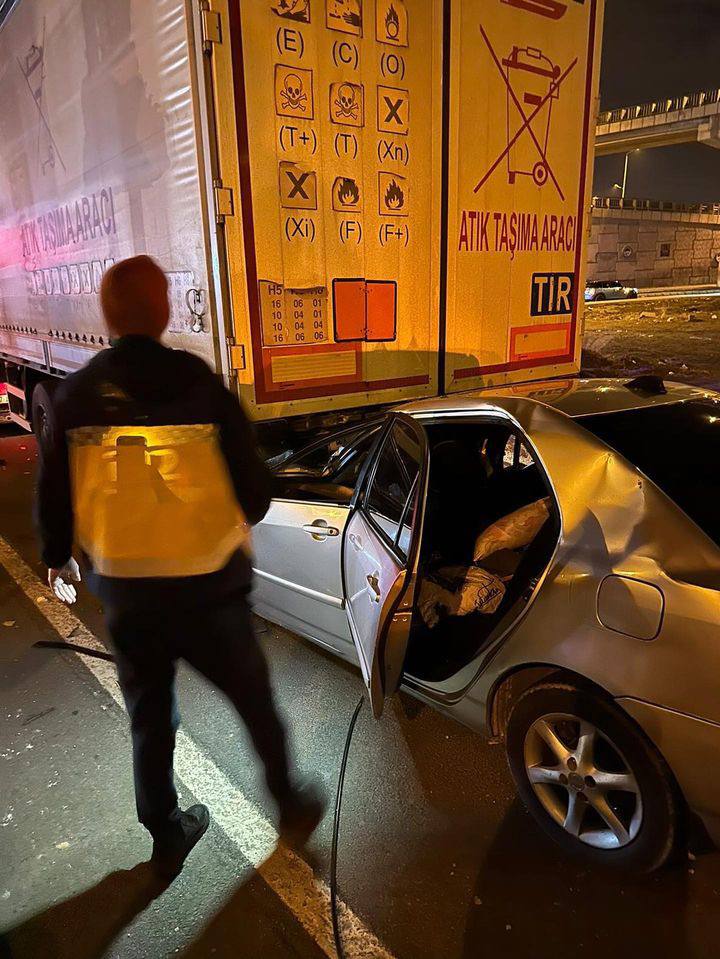 OTOMOBİL TIR’A ÇARPTI: 1 ÖLÜ