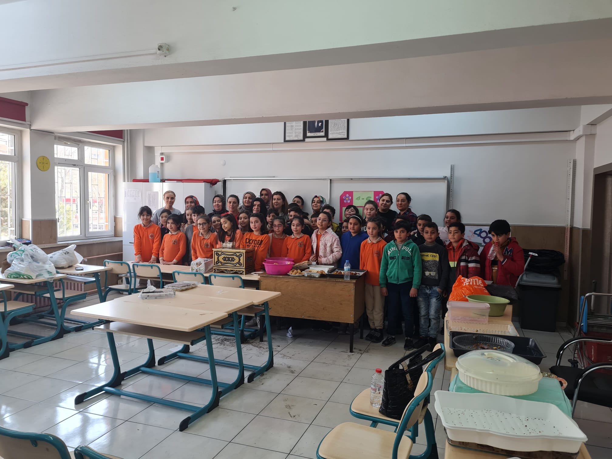 MİNİK ÖĞRENCİLERDEN DEPREMZEDELER İÇİN KERMES
