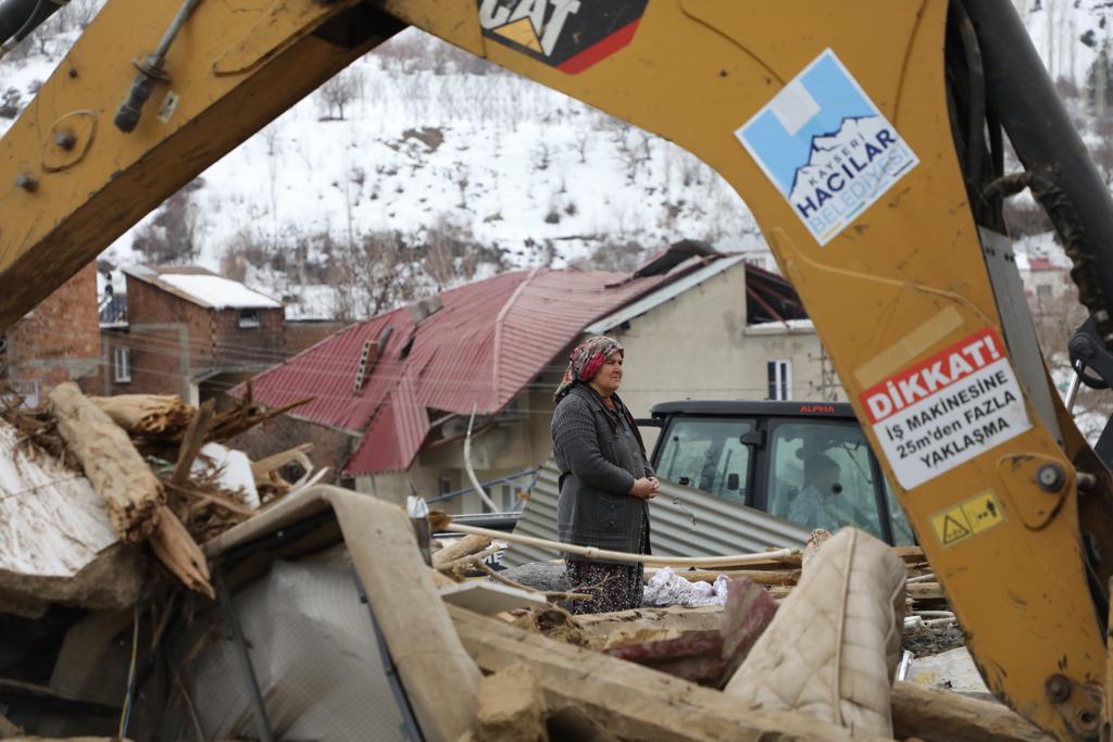 Depremin vurduğu Ericek’te yaralar sarılıyor