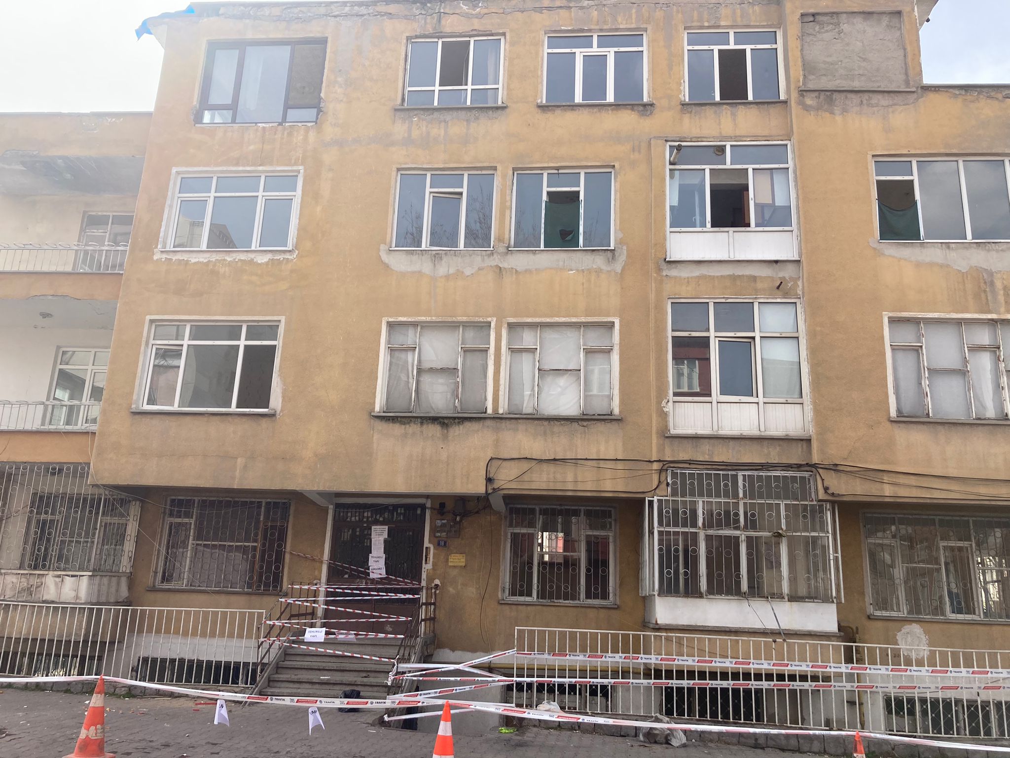 KAYSERİ’DE AĞIR HASARLI BİNA KISA SÜRE İÇİNDE YIKILACAK