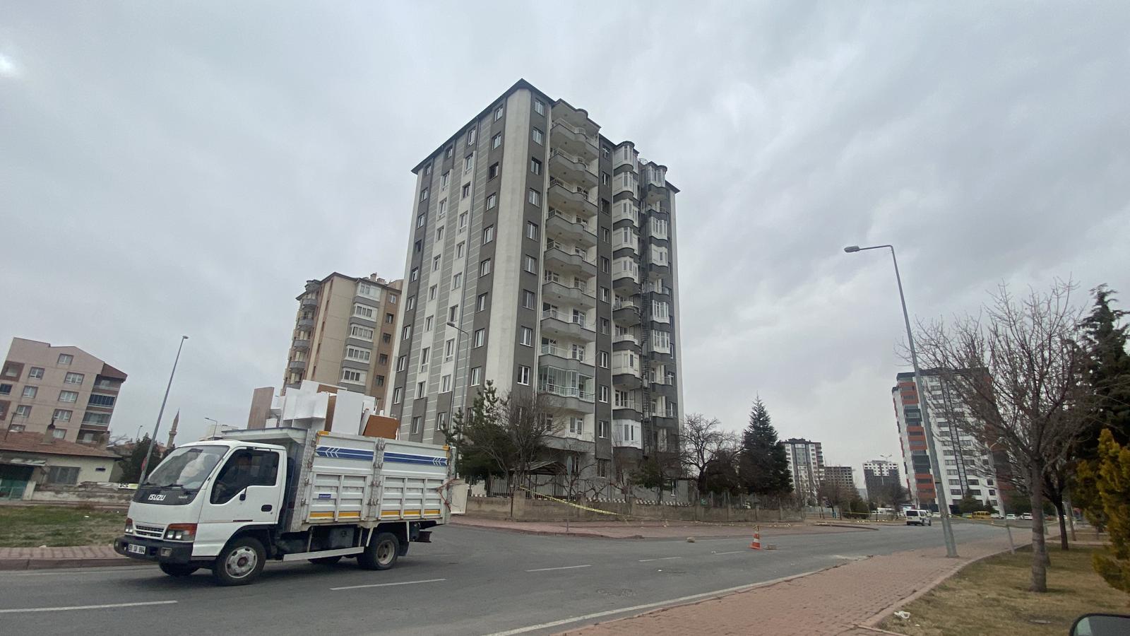 KAYSERİ’DE AĞIR BATILI BİNA BOŞALTILDI, İÇERİDE BULUNANLAR YARDIM BEKLİYOR