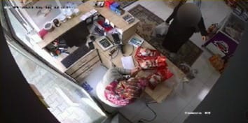 ‘DEPREMZEDELERE YEMEK YAPIYORUZ’ DİYEREK DOLANDIRDI