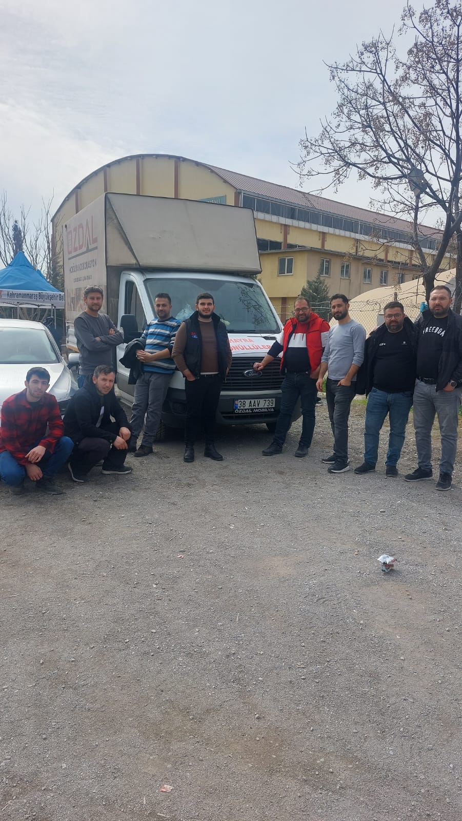 ‘HAYRA GÖNÜLLÜLER’ ÖLÜMLERİNİN DEPREMZEDELER İÇİN YEMEK DESTEĞİ