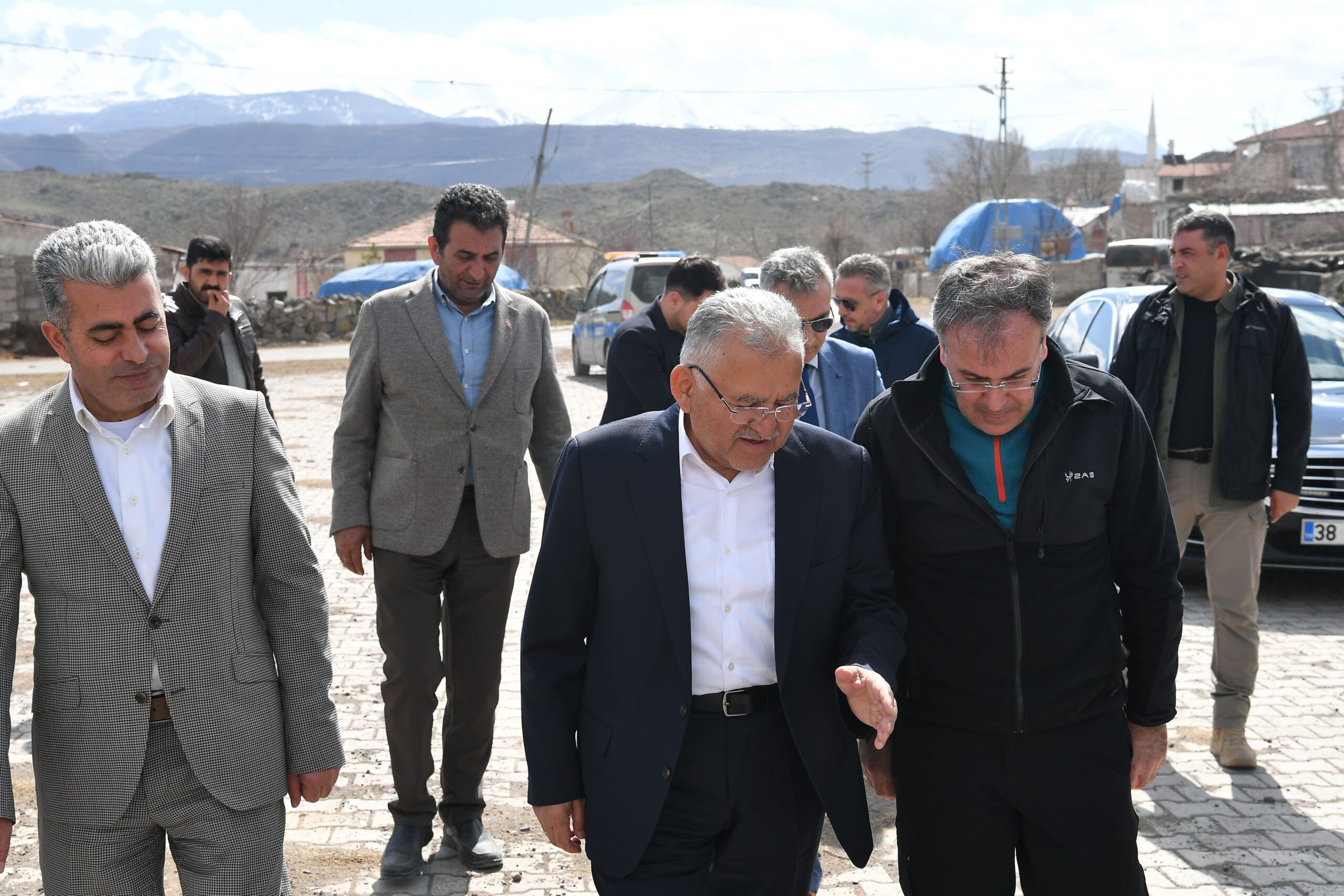 Büyükkılıç, depremin merkez üretimi Karpuzsekisi’nde incelemelerde bulundu