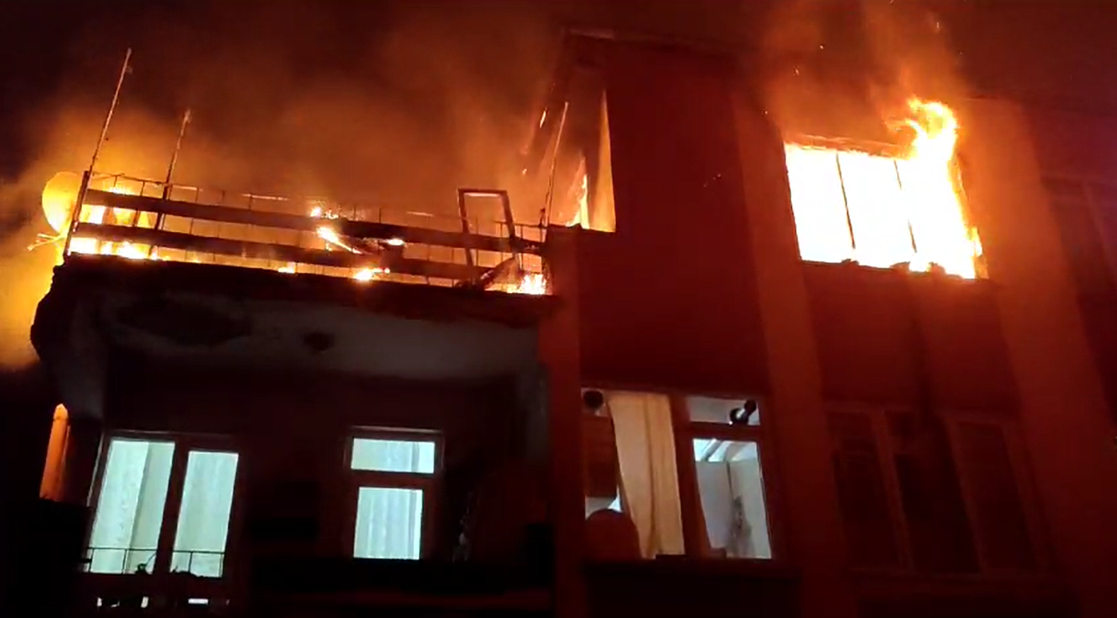 3 KATLI BİNADA ÇIKAN YANGIN KONTROL ALTINA ALINDI