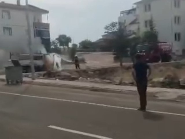 SEYİR HALİNDEYKEN YANGIN ÇIKAN BİR ARAÇ KÜLE DÖNDÜ
