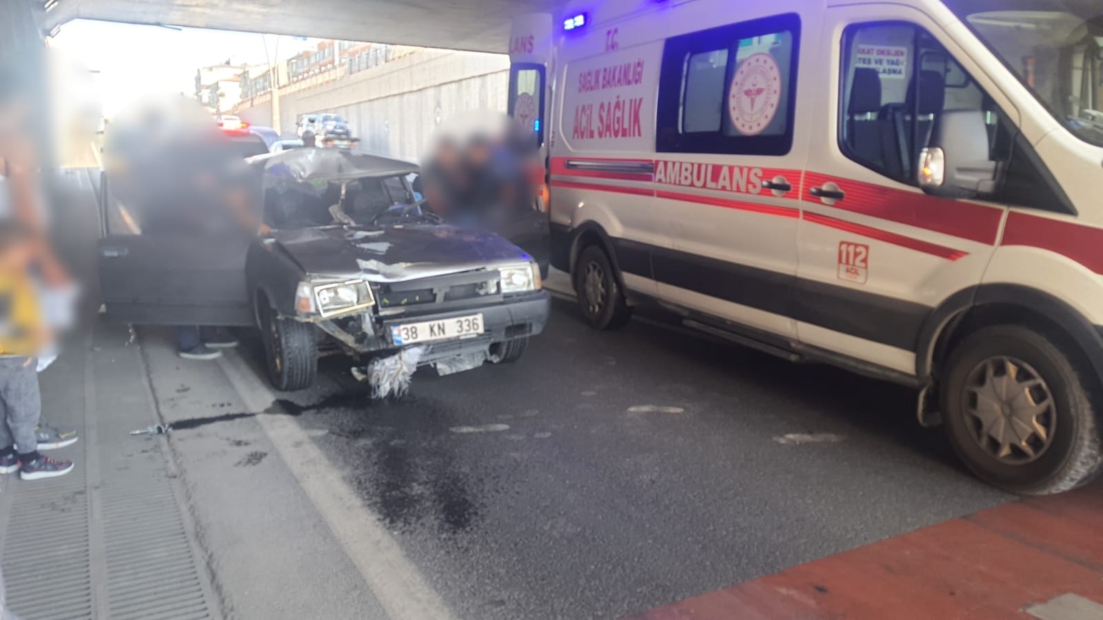 YOLA DÜŞEN SEBZELERİNİ ALACAKKEN ARAÇ ÇARPAN SÜRÜCÜ AĞIR YARALANDI