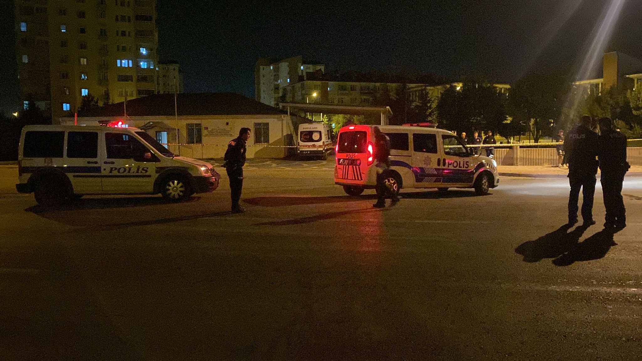 HUSUMETLİLER ARASINDA ÇIKAN SİLAHLI KAVGADA 1 KİŞİ YARALANDI