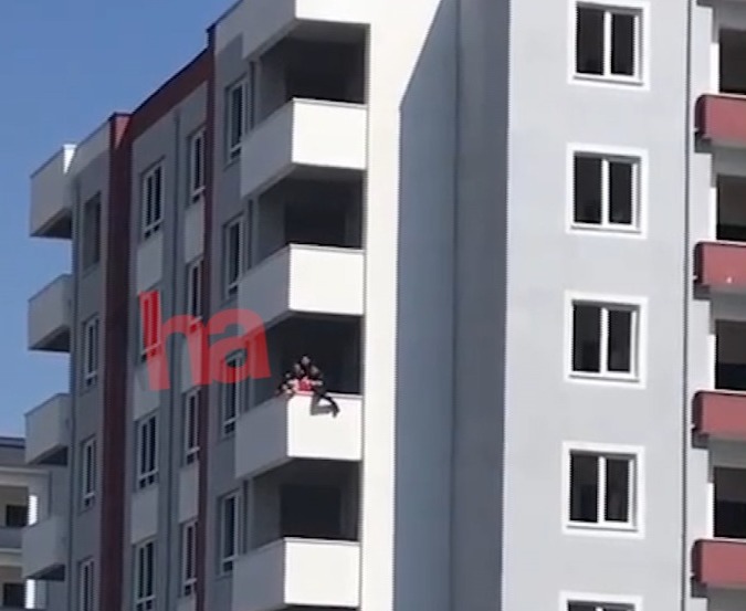 BOŞ APARTMANIN BALKONUNDA İNTİHAR GİRİŞİMİ
