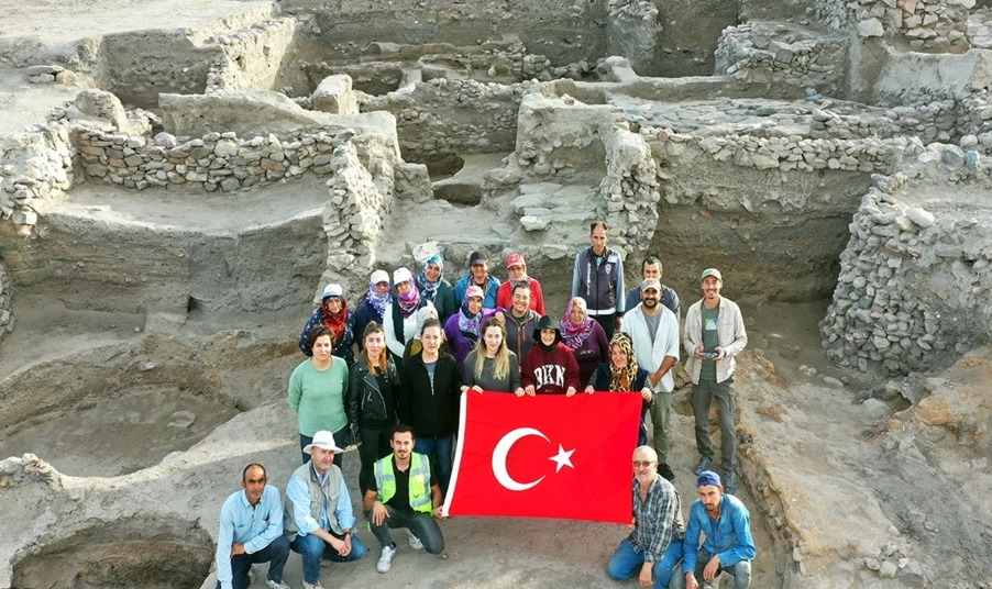 KÜLTEPE, 2023 KAZILARINDA BULUNAN ESERİ CUMHURİYET BAYRAMI’NA HEDİYE ETTİ