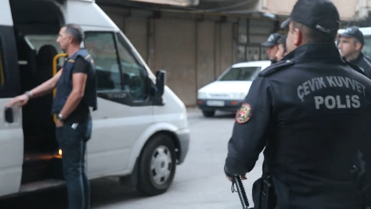 POLİS EKİPLERİ, KAÇAK YOLLARLA ÜLKEYE GİREN 14 ŞAHSI YAKALADI