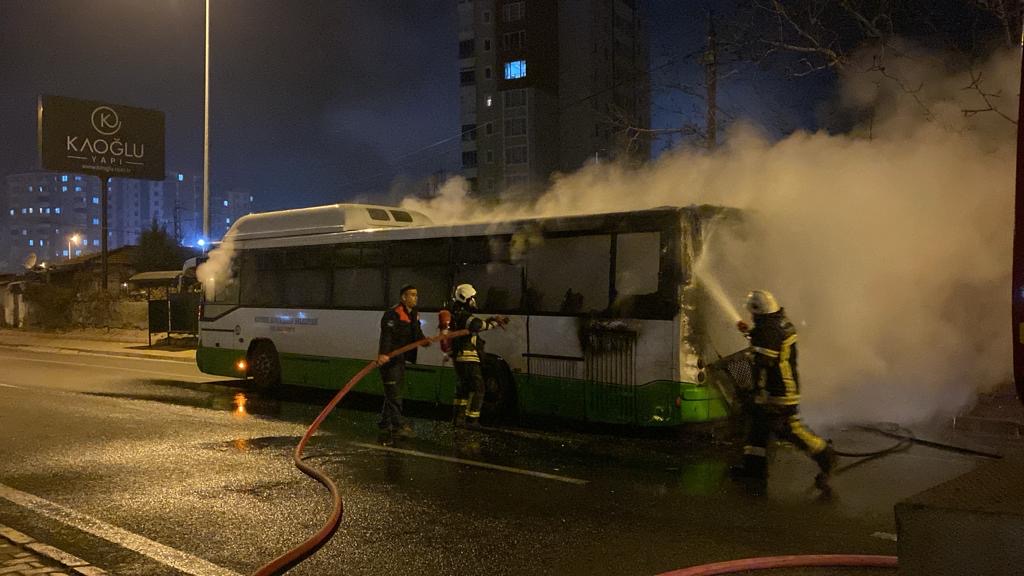 SEYİR HALİNDEYKEN MOTORU ALEV ALAN ÖZEL HALK OTOBÜSÜ KÜLE DÖNDÜ