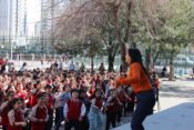 ŞULE ÖĞRETMEN ÖĞRENCİLERİ DANS VE MÜZİKLE MOTİVE EDİYOR