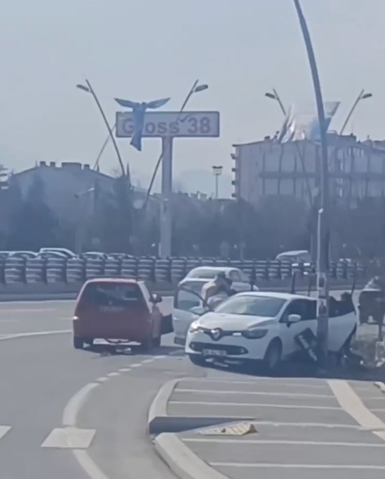 OTOMOBİLLERİN ÇARPIŞTIĞI KAZADA 2 YARALI