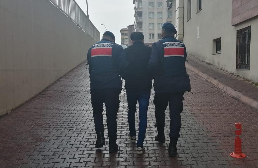 SİLAHLI TERÖR ÖRGÜTÜNDE FAALİYET YÜRÜTTÜĞÜ TESPİT EDİLEN ŞÜPHELİ KAYSERİ’DE YAKALANDI
