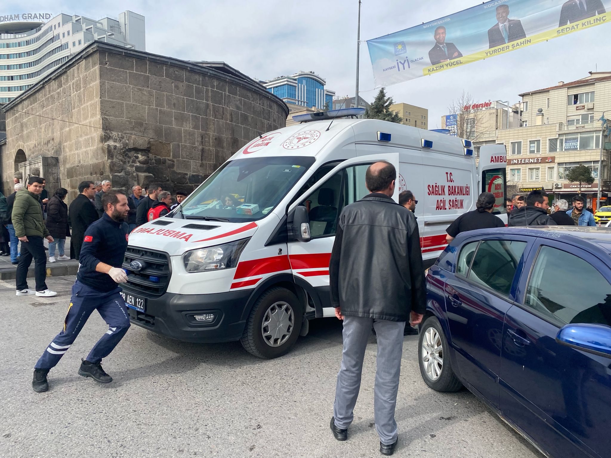 YERALTI ÇARŞISINDA BAŞLAYAN TARTIŞMA SONUCU BİR KİŞİ BIÇAKLANDI
