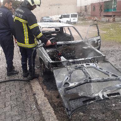 PARK HALİNDEKİ OTOMOBİL KÜLE DÖNDÜ