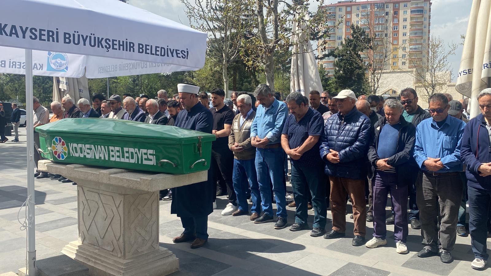 ŞEHİRLERARASI OTOBÜSTE HAYATINI KAYBEDEN VE KANINDA GRANİT TAŞI TESPİT EDİLEN B.Y. DEFNEDİLDİ