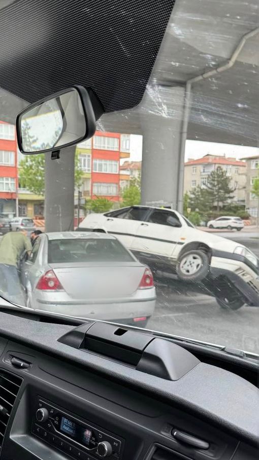 ÇARPIŞMANIN ETKISIYLE OTOMOBILLERDEN BIRI DIĞERININ KAPUTUNA ÇIKTI