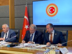 AKAR YENİDEN MİLLİ SAVUNMA KOMİSYONU BAŞKANI