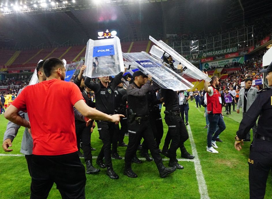 KAYSERİSPOR 2024 – 2025 SEZONUNDA PFDK’DAN 8.5 MİLYON TL CEZA YEDİ