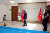 VALİ ÇİÇEK, ŞEHİT EVLADININ YÜZÜNÜ TOP OYNAYARAK GÜLDÜRDÜ