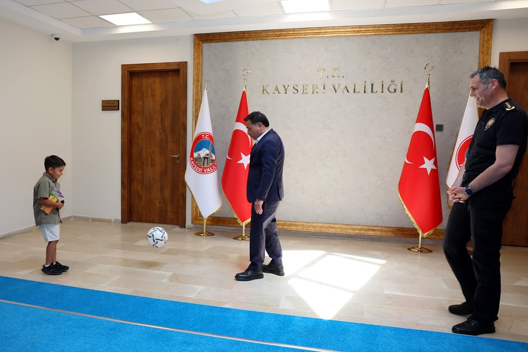 VALİ ÇİÇEK, ŞEHİT EVLADININ YÜZÜNÜ TOP OYNAYARAK GÜLDÜRDÜ