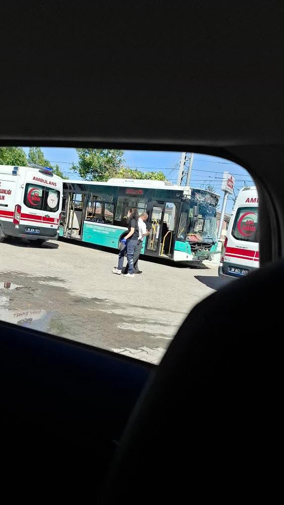 İTFAİYE VE OTOBÜSÜN KARIŞTIĞI KAZADA 6 KİŞİ YARALANDI