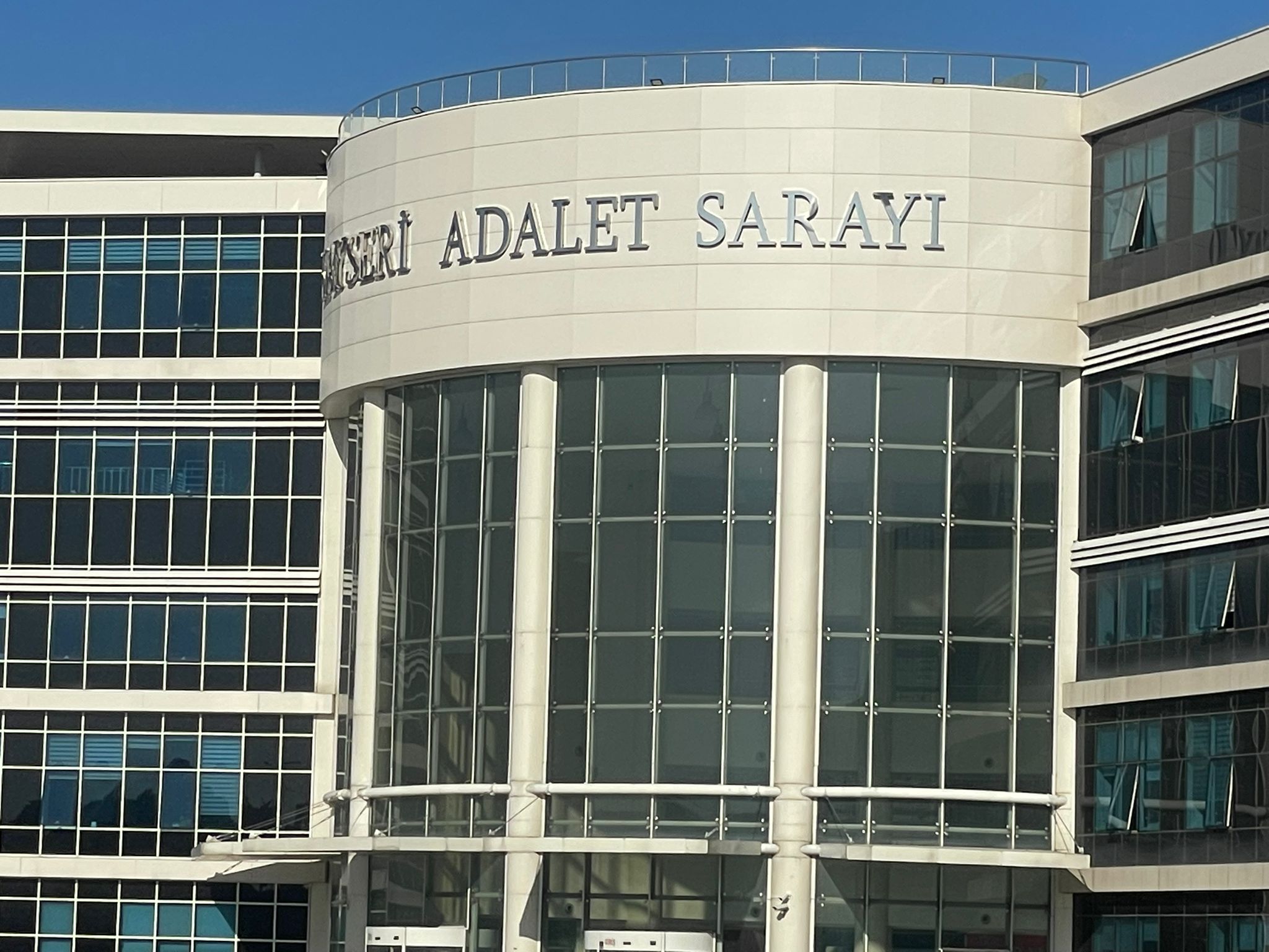 UYUŞTURUCU KULLANMADAN ALDIĞI CEZASI ERTELENEN SANIK YENİDEN YARGILANDI