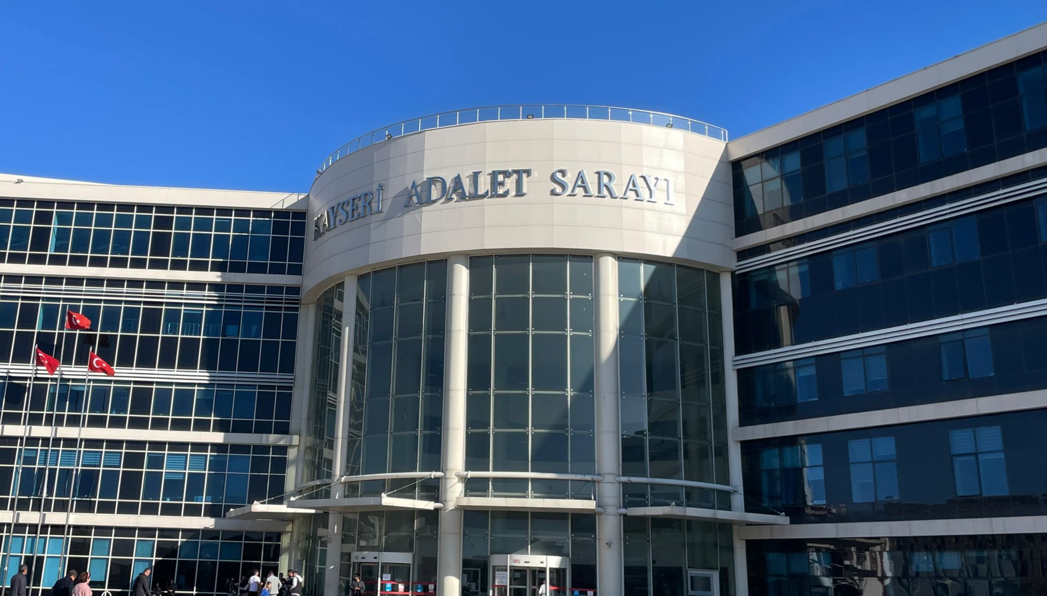 ARKADAŞINI BIÇAKLA YARALAYAN ŞAHSIN YENİDEN YARGILANMASINA BAŞLANDI